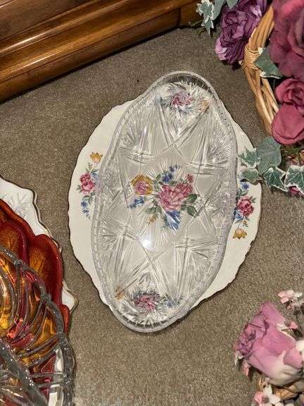 CONTENTS OF CHINA HUTCH DRAWERS AND LOWER CABINETS (ITEMS IN PHOTOS)