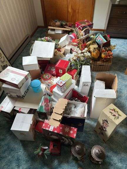 LARGE LOT OF CHRISTMAS HOLIDAY DECOR