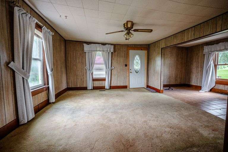Home & Outbuildings, 5 Acres, 419 ft frontage