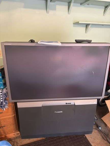 LARGE VINTAGE PANASONIC CINEMA VISION HDTV PROJECTION MONITOR