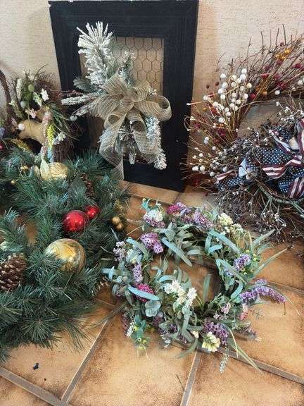 HOLIDAY DECOR WREATHS