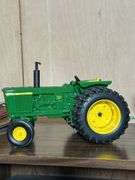METAL JOHN DEER TRACTOR