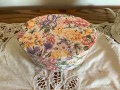 ROUND MDF-TOP TABLE WITH CONTENTS TABLE CLOTH, GLASSWARE, FLORAL DECOR, LAMPS, (ITEMS IN PHOTOS)