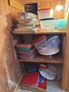 ASSORTMENT OF FOOD STORAGE CONTAINERS AND TRAYS