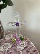 ROUND MDF-TOP TABLE WITH CONTENTS TABLE CLOTH, GLASSWARE, FLORAL DECOR, LAMPS, (ITEMS IN PHOTOS)