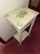 SMALL VINTAGE WOODEN ACCENT TABLE