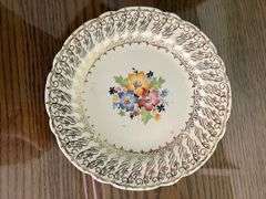 VARIETY OF SMALL BASKETS, PLATES AND DECOR
