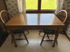 SOLID OAK KITCHEN TABLE WITH 2 MATCHING CHAIRS