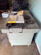 HOMEMADE WORKING LATHE WITH WOOD TURNING CHISEL SET (PALLET MAKES WORK TABLE THAT GOES OVER CENTER R