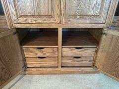 LARGE SOLID OAK AMISH BUILT ENTERTAINMENT CENTER