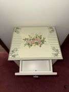 SMALL VINTAGE WOODEN ACCENT TABLE