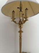VINTAGE BRASS LAMP WIRH WOODEN BASE