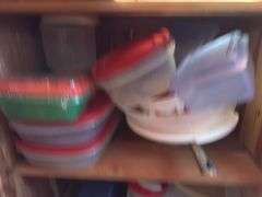 ASSORTMENT OF FOOD STORAGE CONTAINERS AND TRAYS