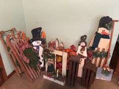 ASSORTMENT OF CHRISTMAS DECORATIONS