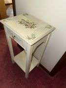 SMALL VINTAGE WOODEN ACCENT TABLE