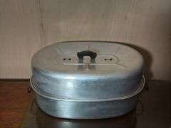 PRISCILLA WARE ALUMINUM COVERED ROASTER, PYREX 9 x 13 PAN WITH BASKET, AND BAKING PANS