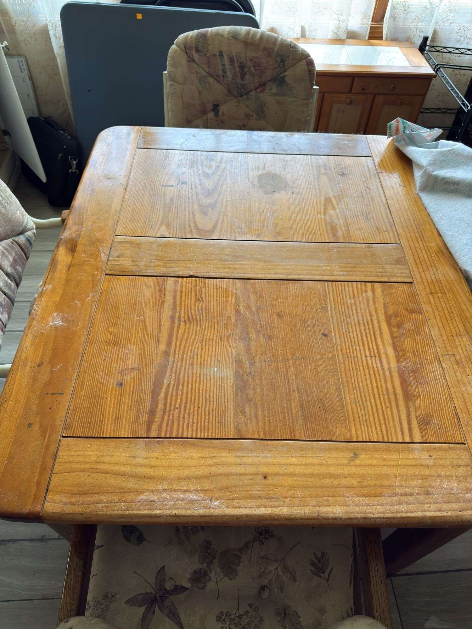 WOODEN TABLE WITH 4 ROLLING CHAIRS