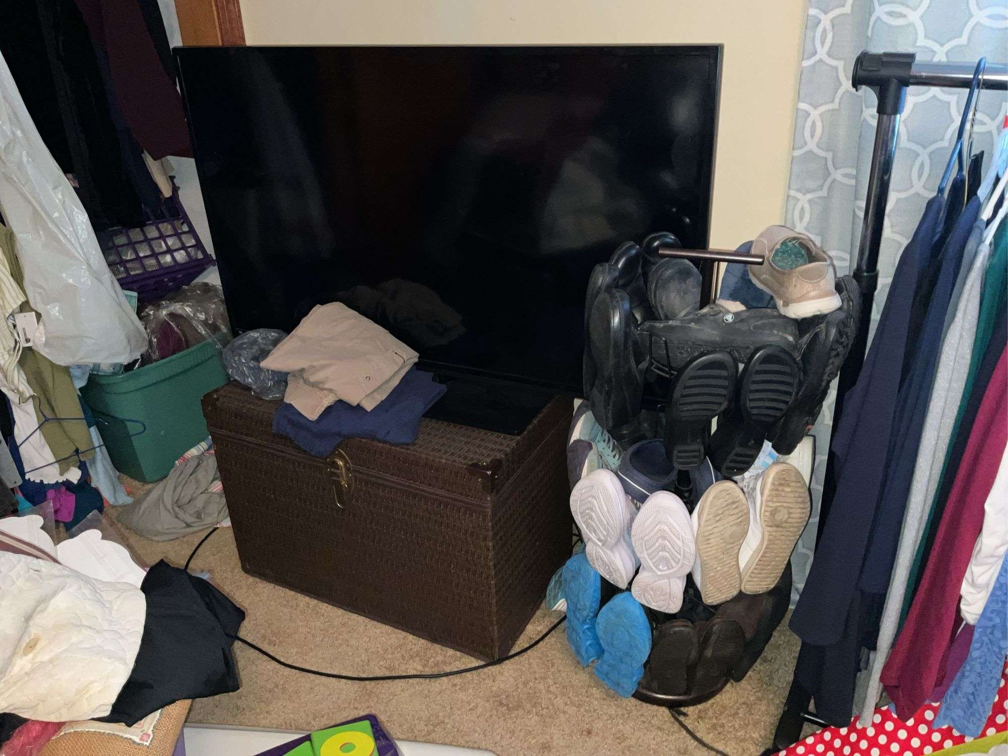 TV, WICKER-STYLE CHEST, AND SHOE RACK W/SHOES