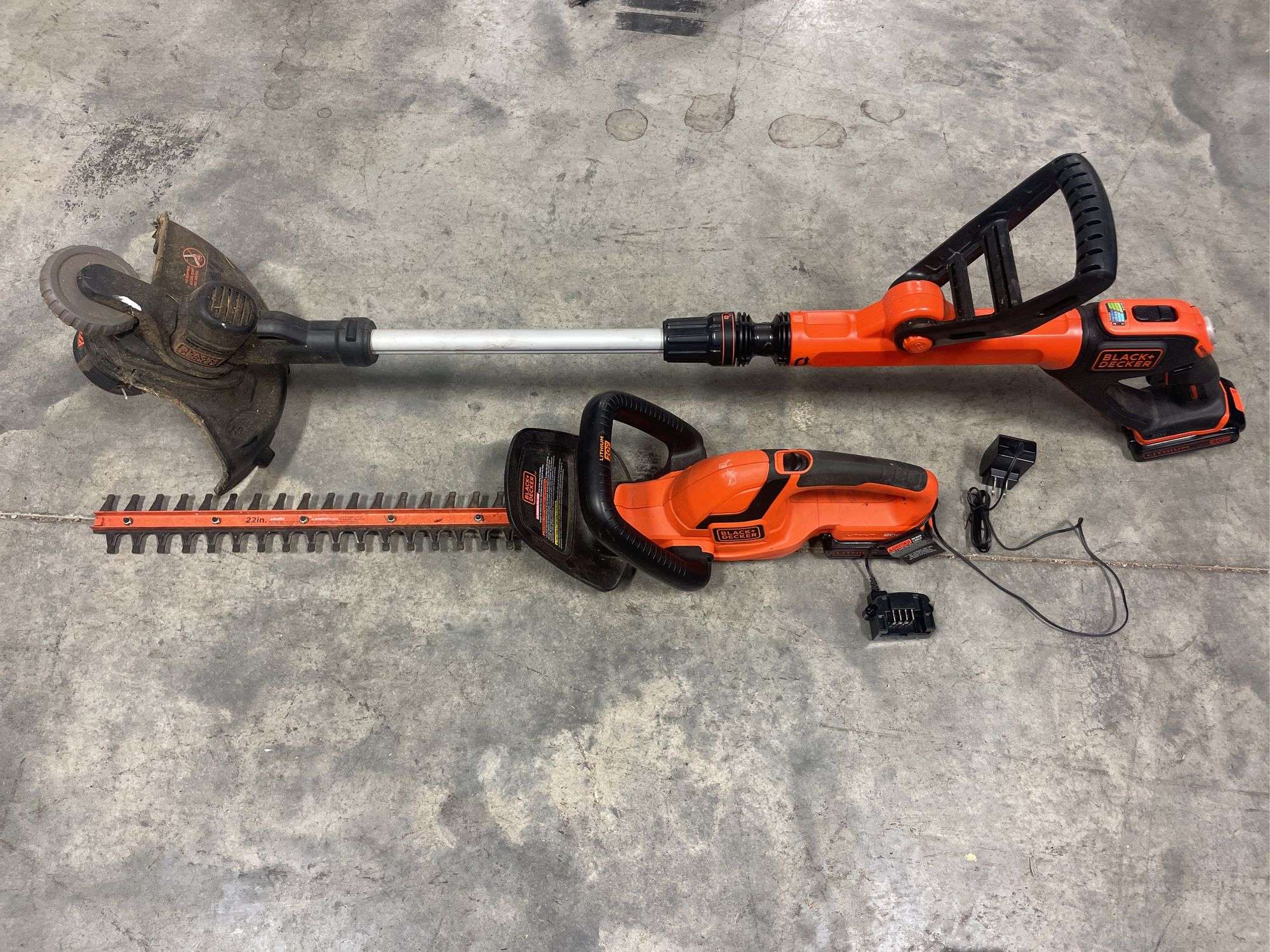 Black and Decker electric edger and hedge trimmer with batteries and charger - works