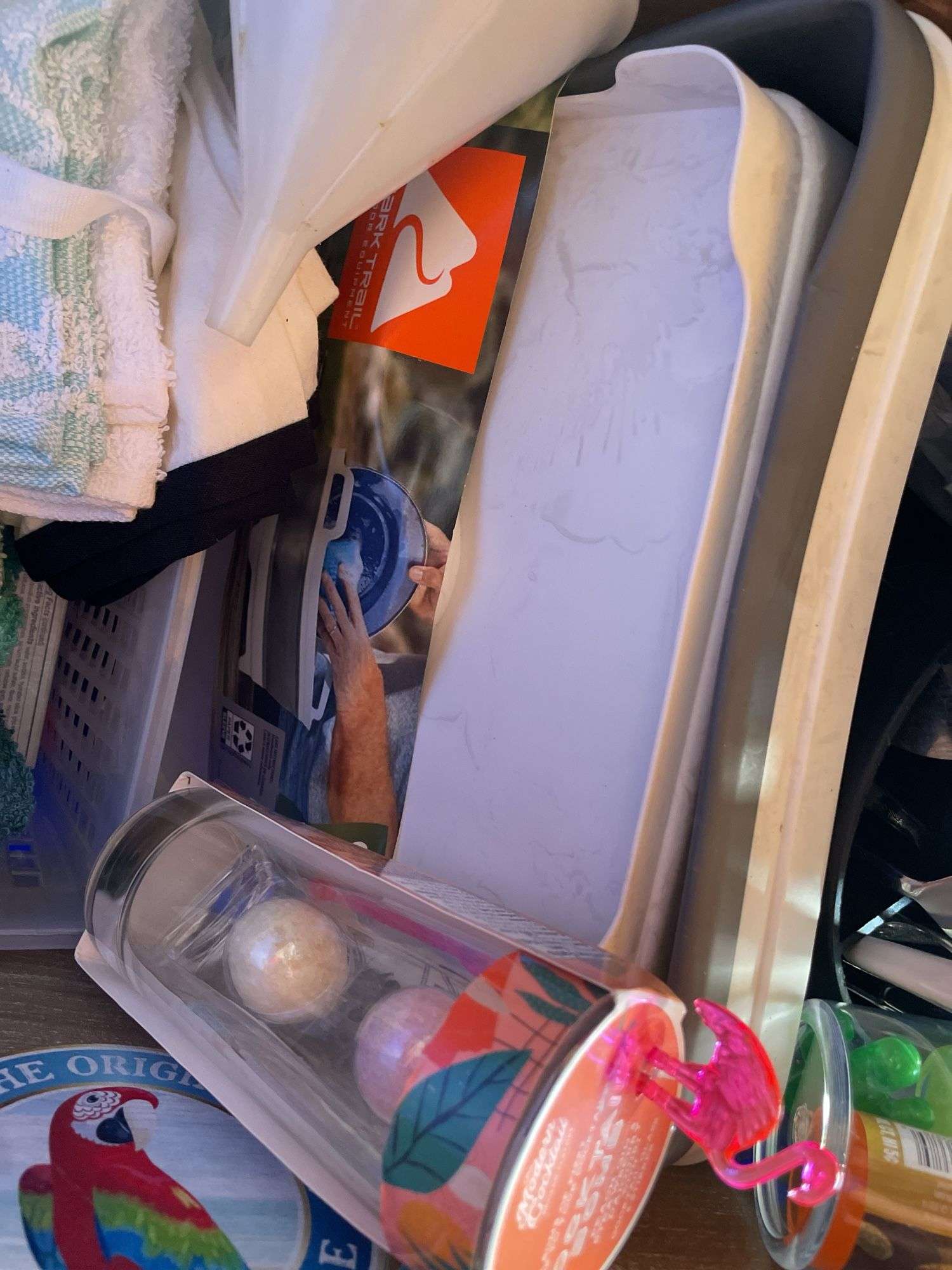 TOTE OF KITCHEN ITEMS, WASH CLOTHS AND BATH BOMBS