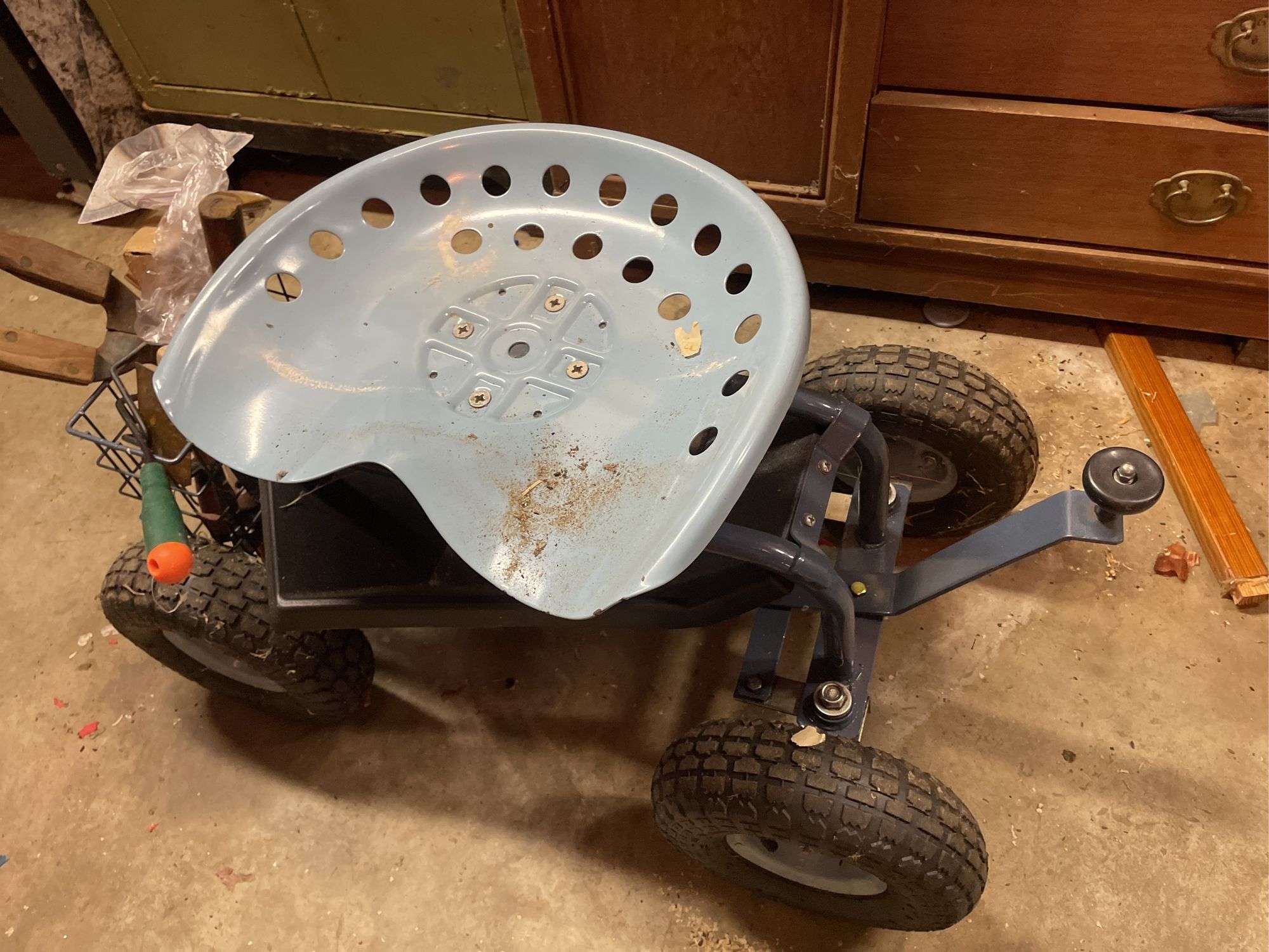 ROLLING CARDEN SEAT AND TOOLS