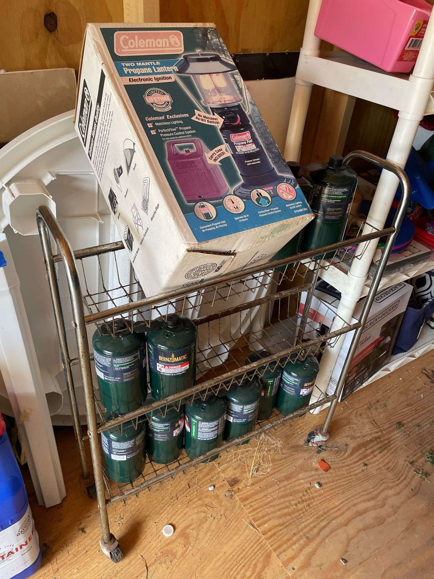 COLEMAN PROPANE LANTERN W/ EXTRA PROPANE TANKS