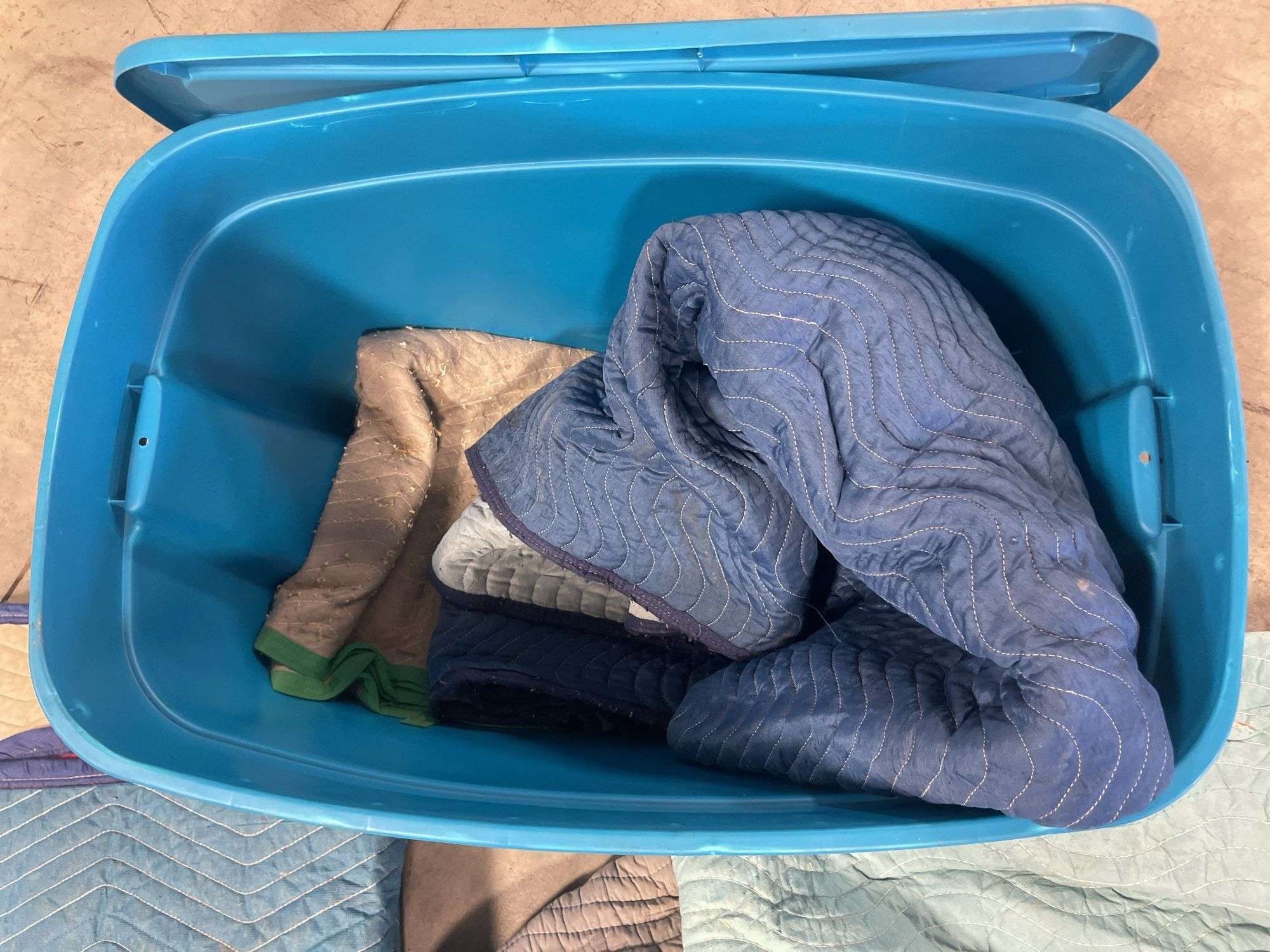 Tote of (5) furniture blankets