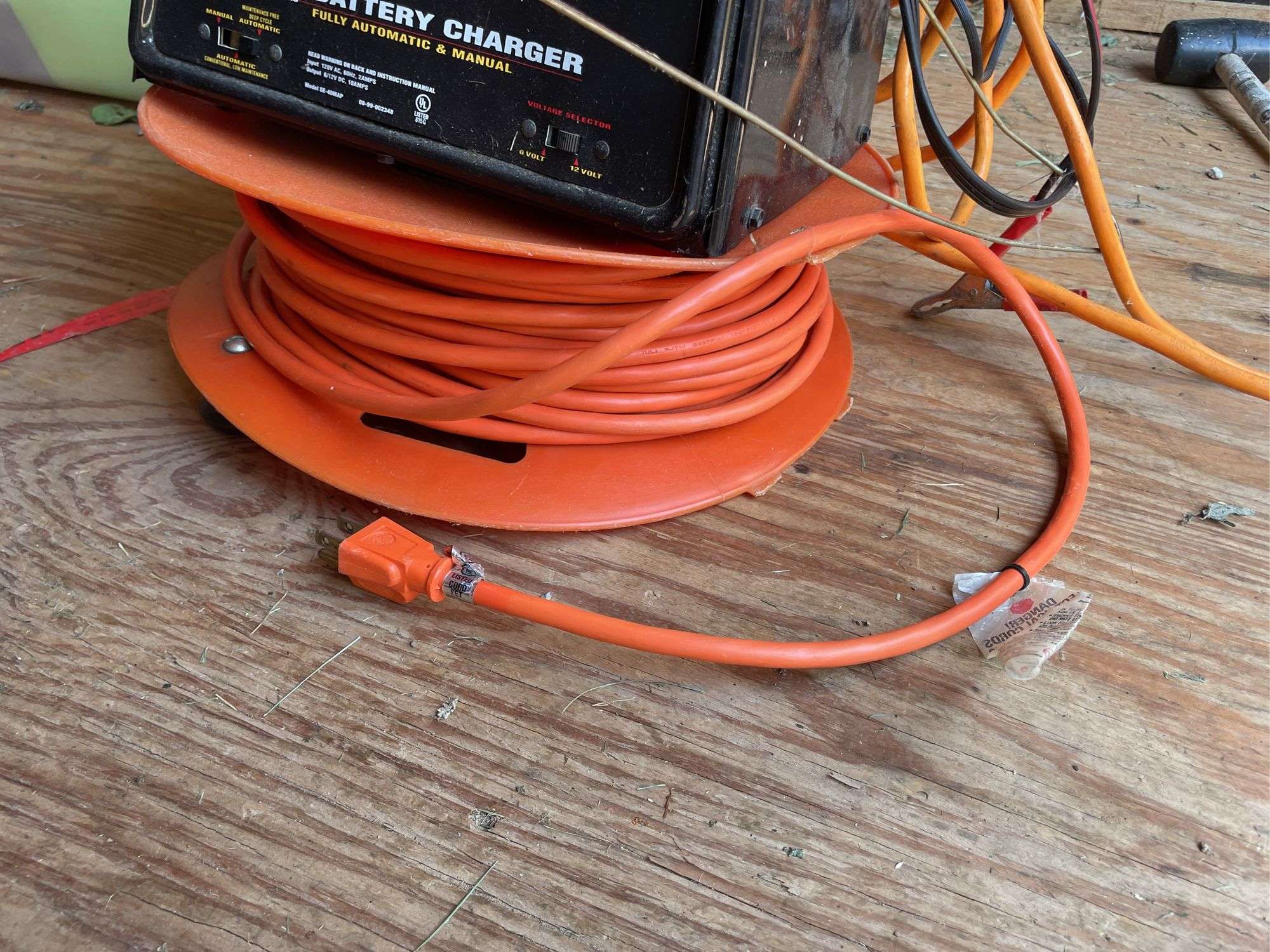 BATTERY CHARGER AND EXT. CORDS