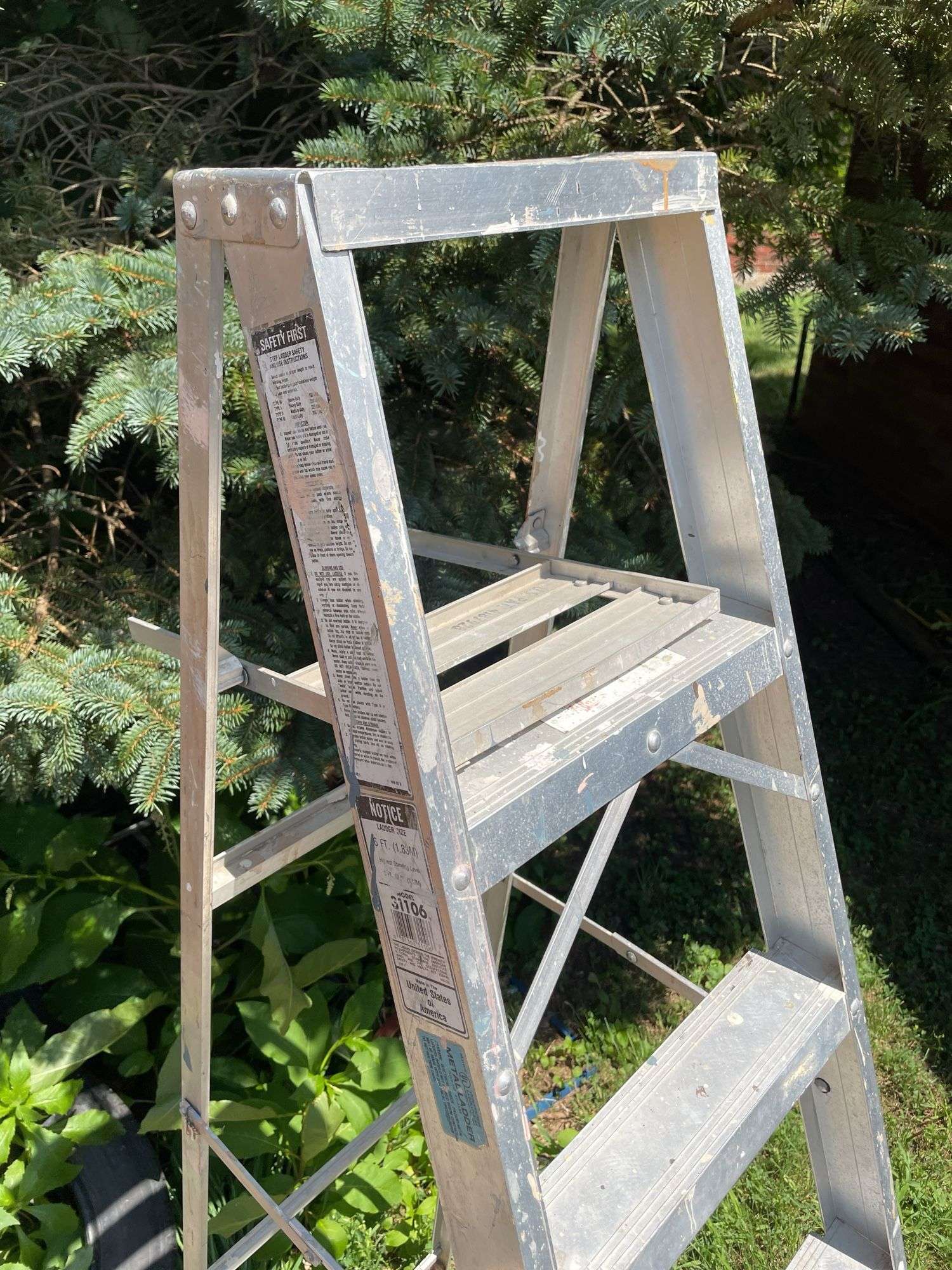 ALUMINUM 6' STEP LADDER