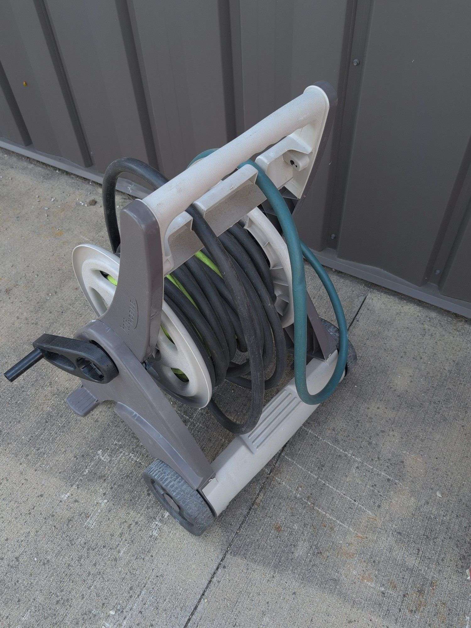 Garden hose with standing reel