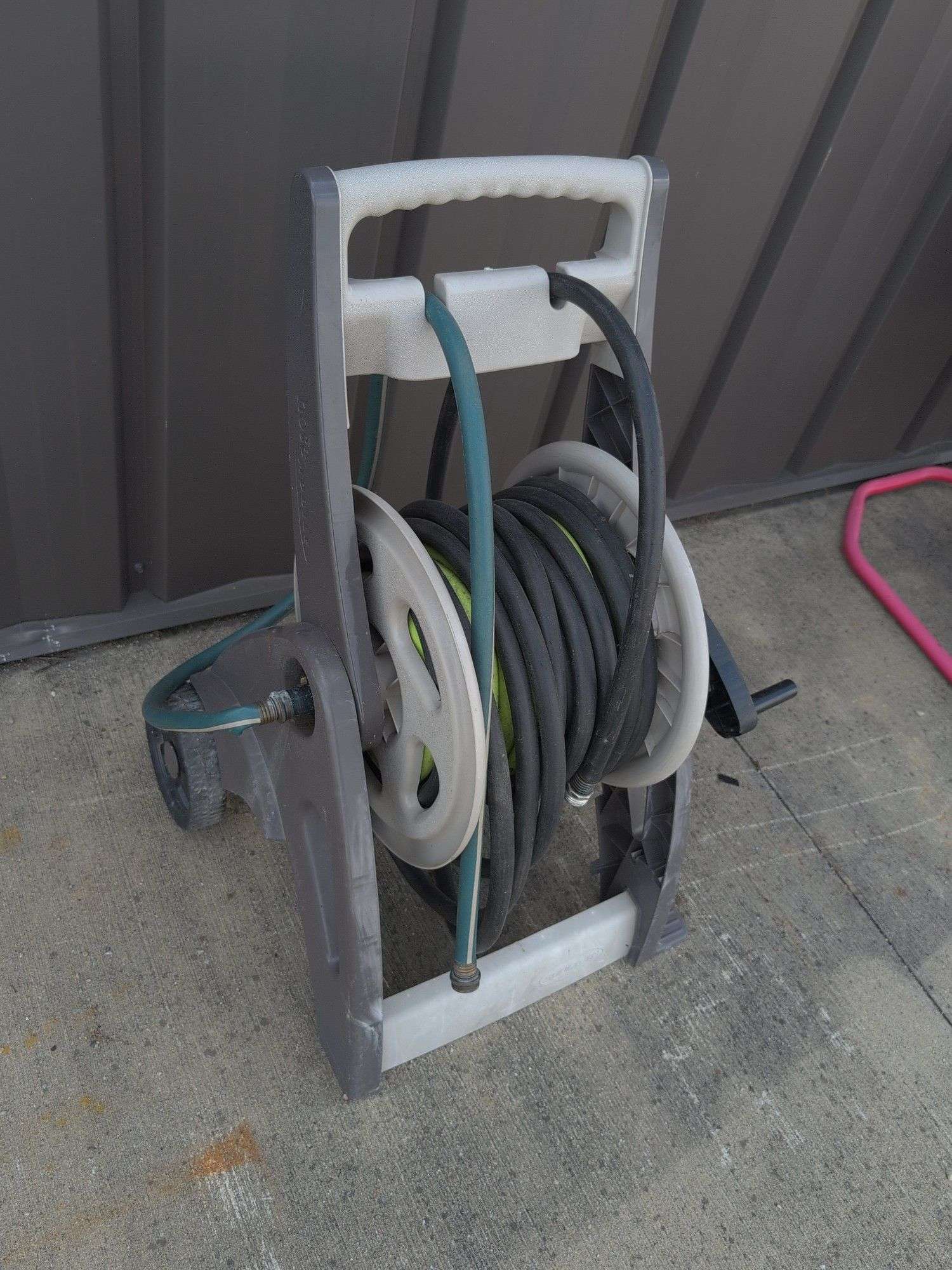 Garden hose with standing reel