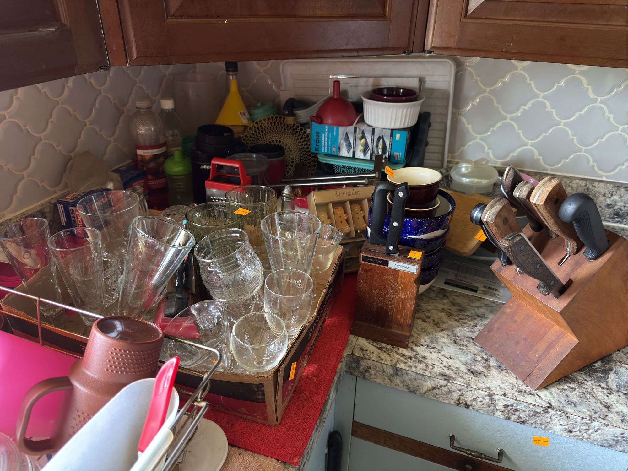 DRINKING GLASSES, KNIVES, DISH DRAINER AND KITCHEN ITEMS