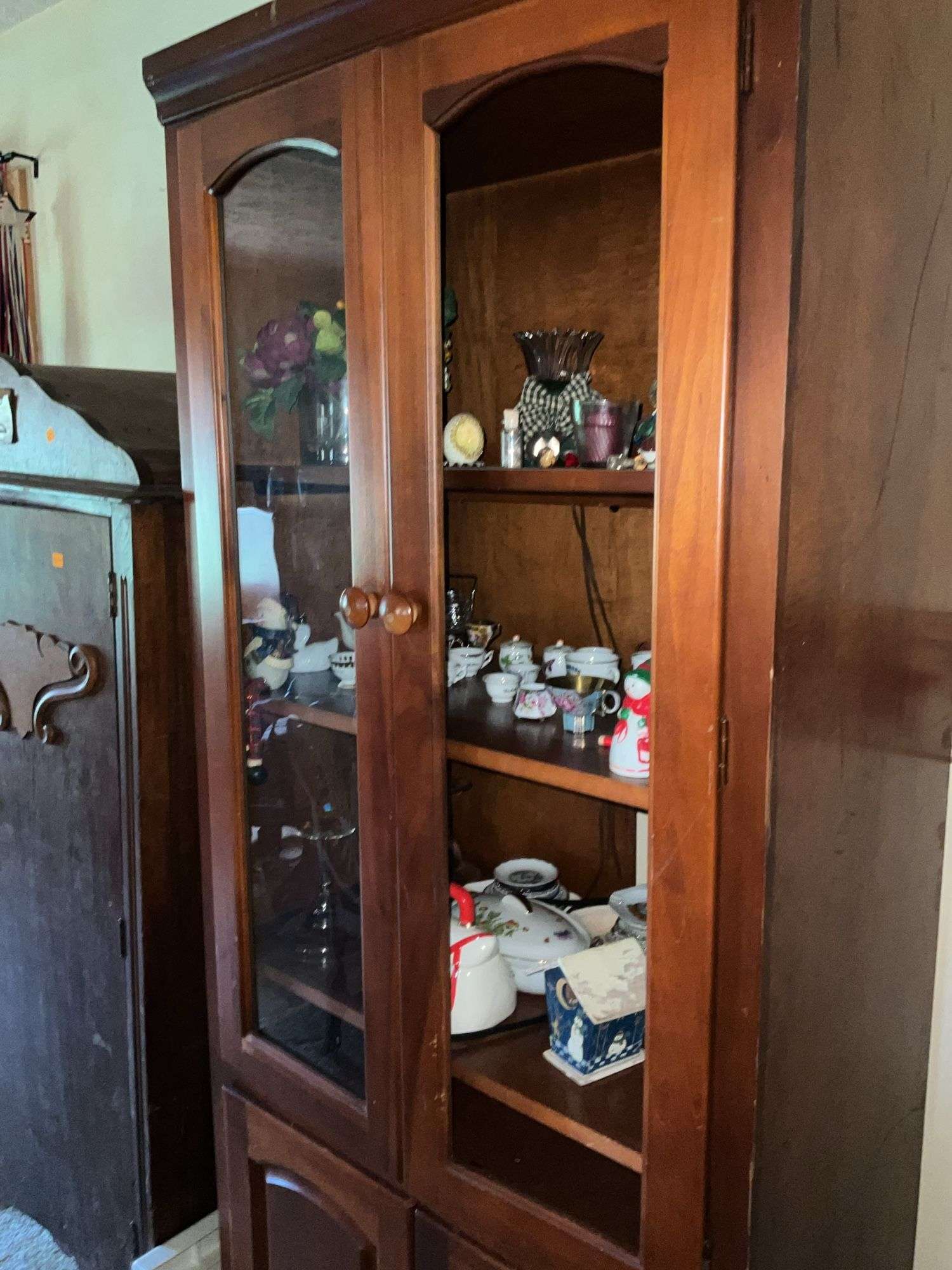 WOODEN CABINET WITH GLASSWARE