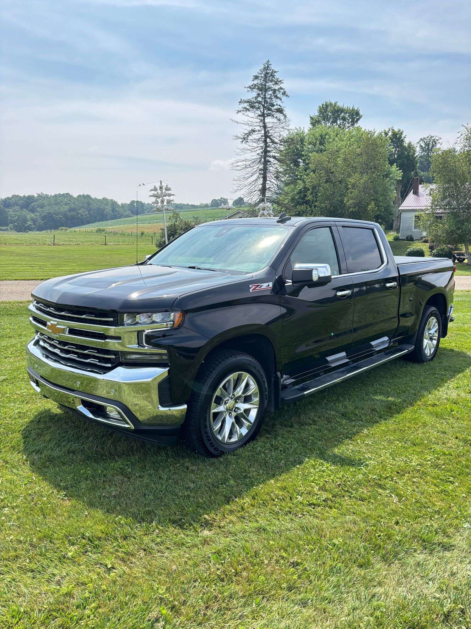 2021 Chevrolet 1500 LTZ , 4x4 ,Only 31,000 miles ,Leer Hard Top Bed Cover , Sharp !