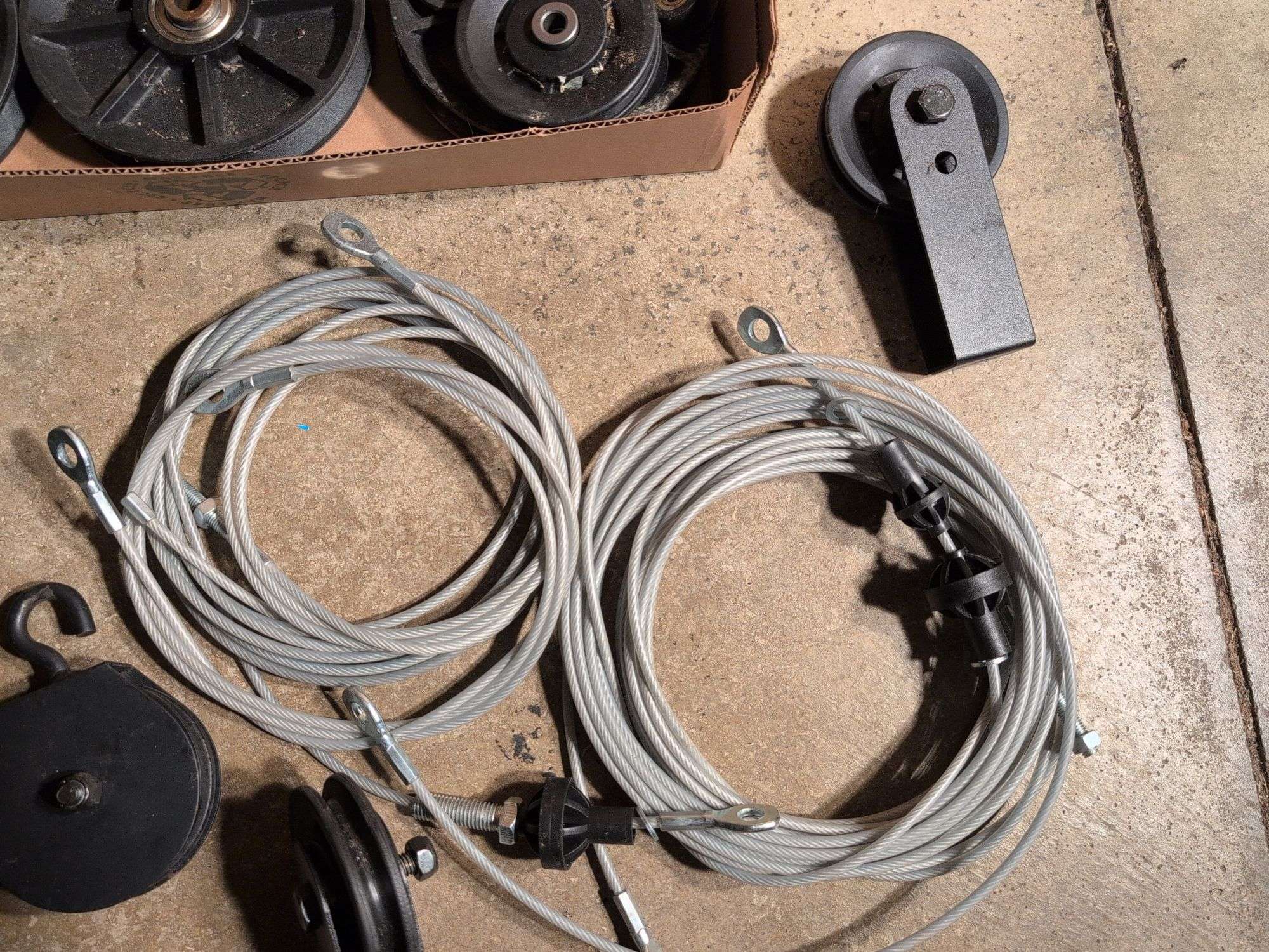 Flat of pulleys and cables