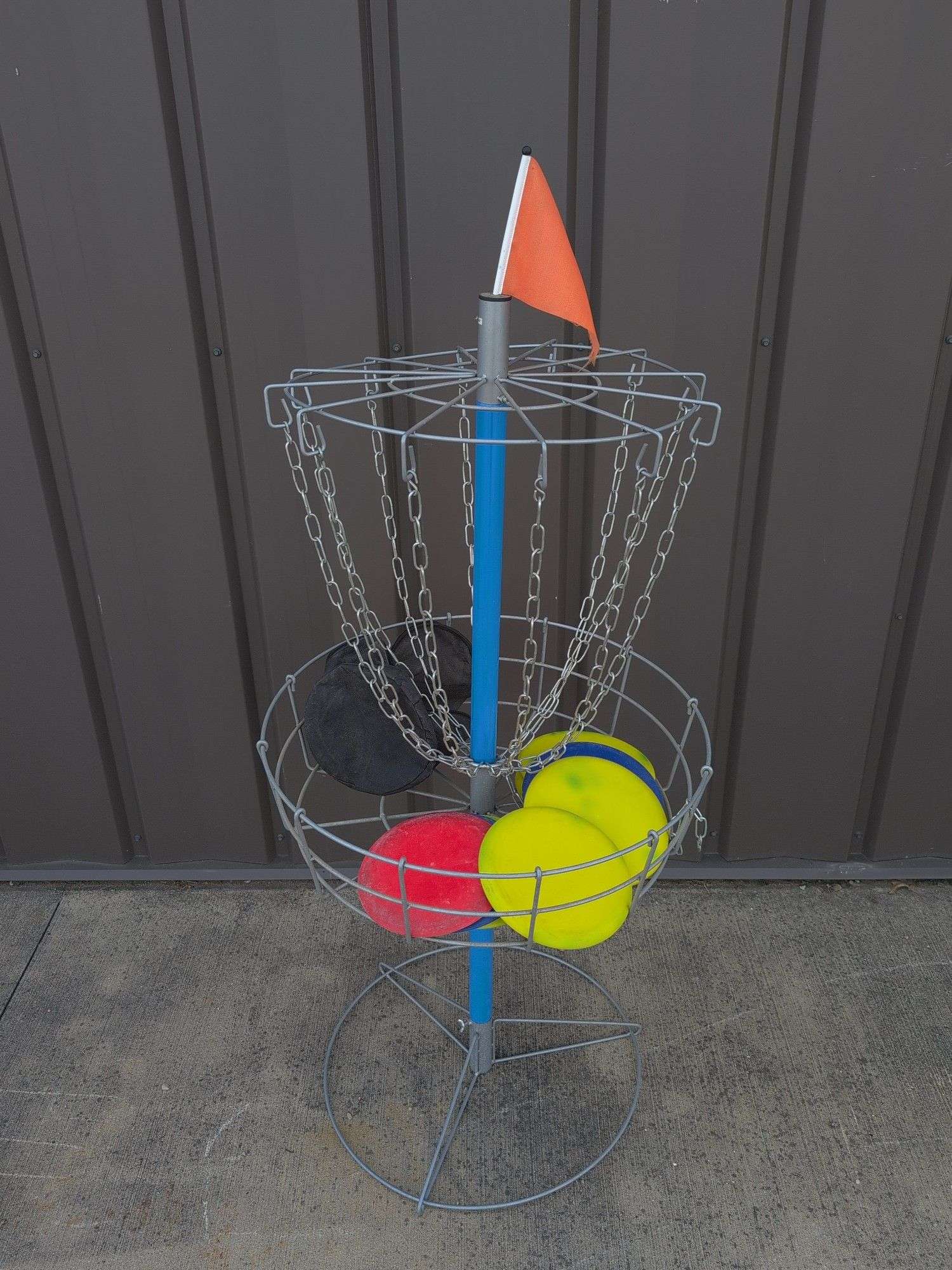 Disc golf free standing basket with (9) discs