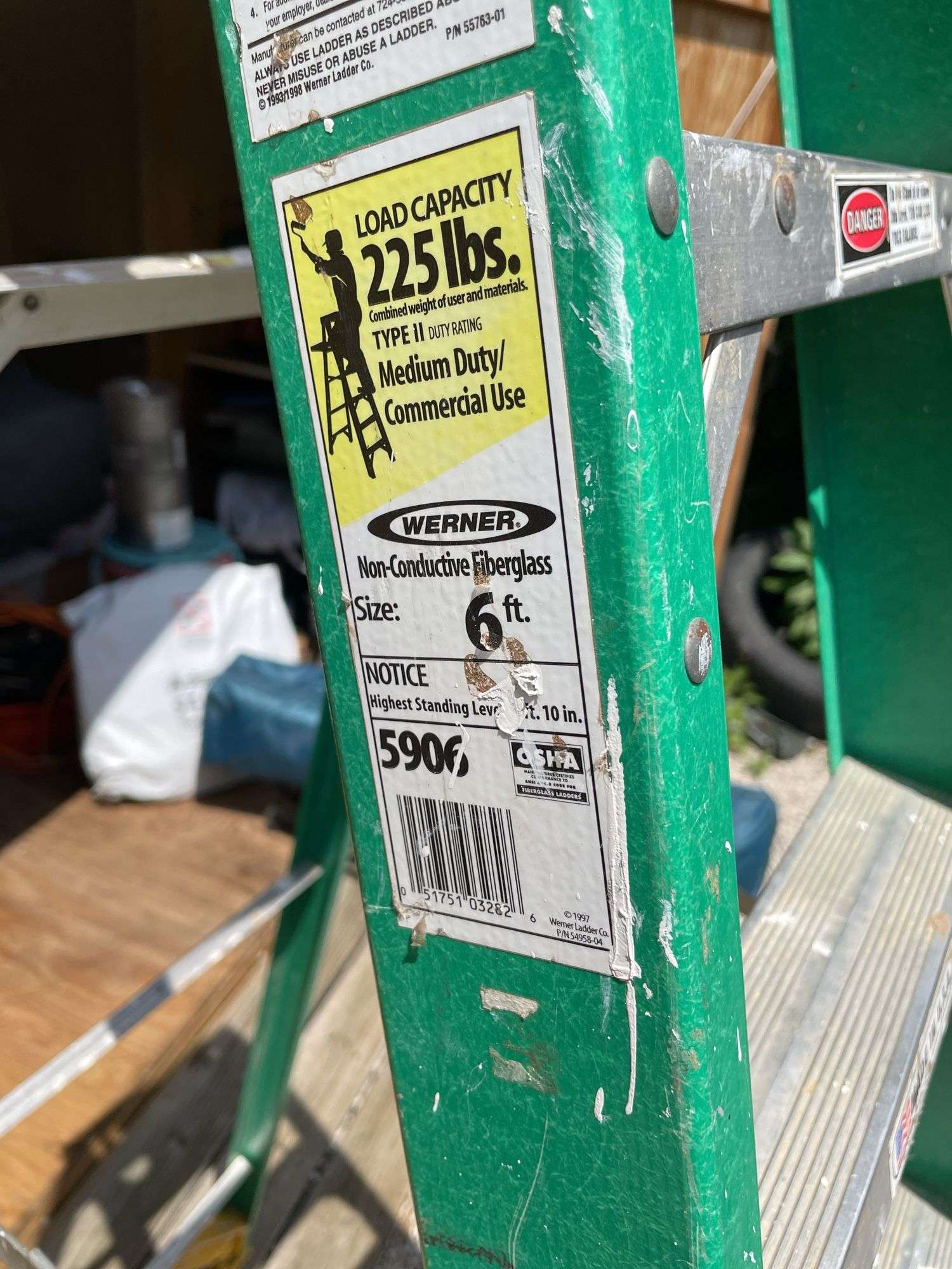 WERNER FIBERGLASS 6' STEP LADDER