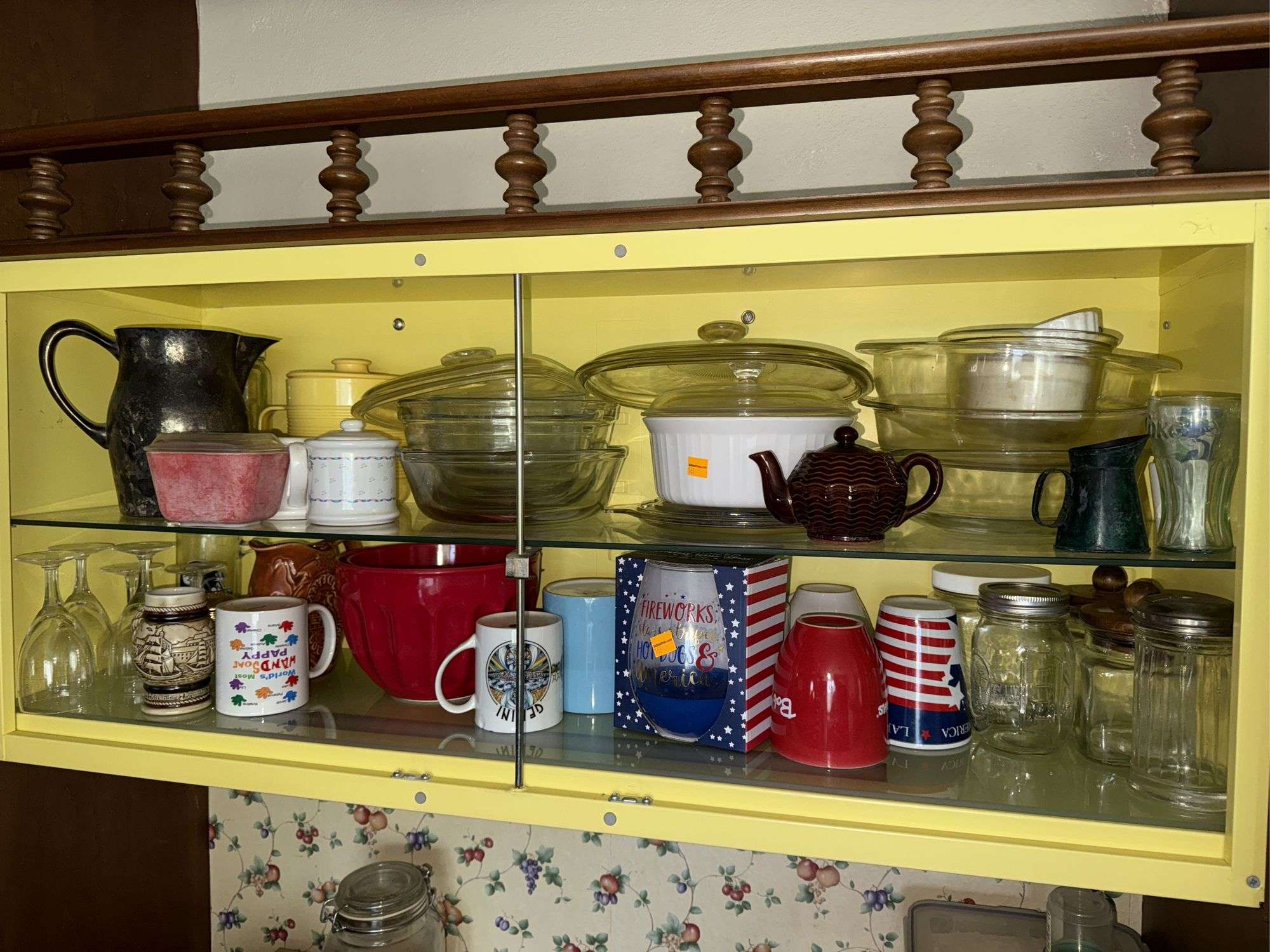 CONTENTS OF CUPBOARD INCL. SEVERAL PYREX PANS