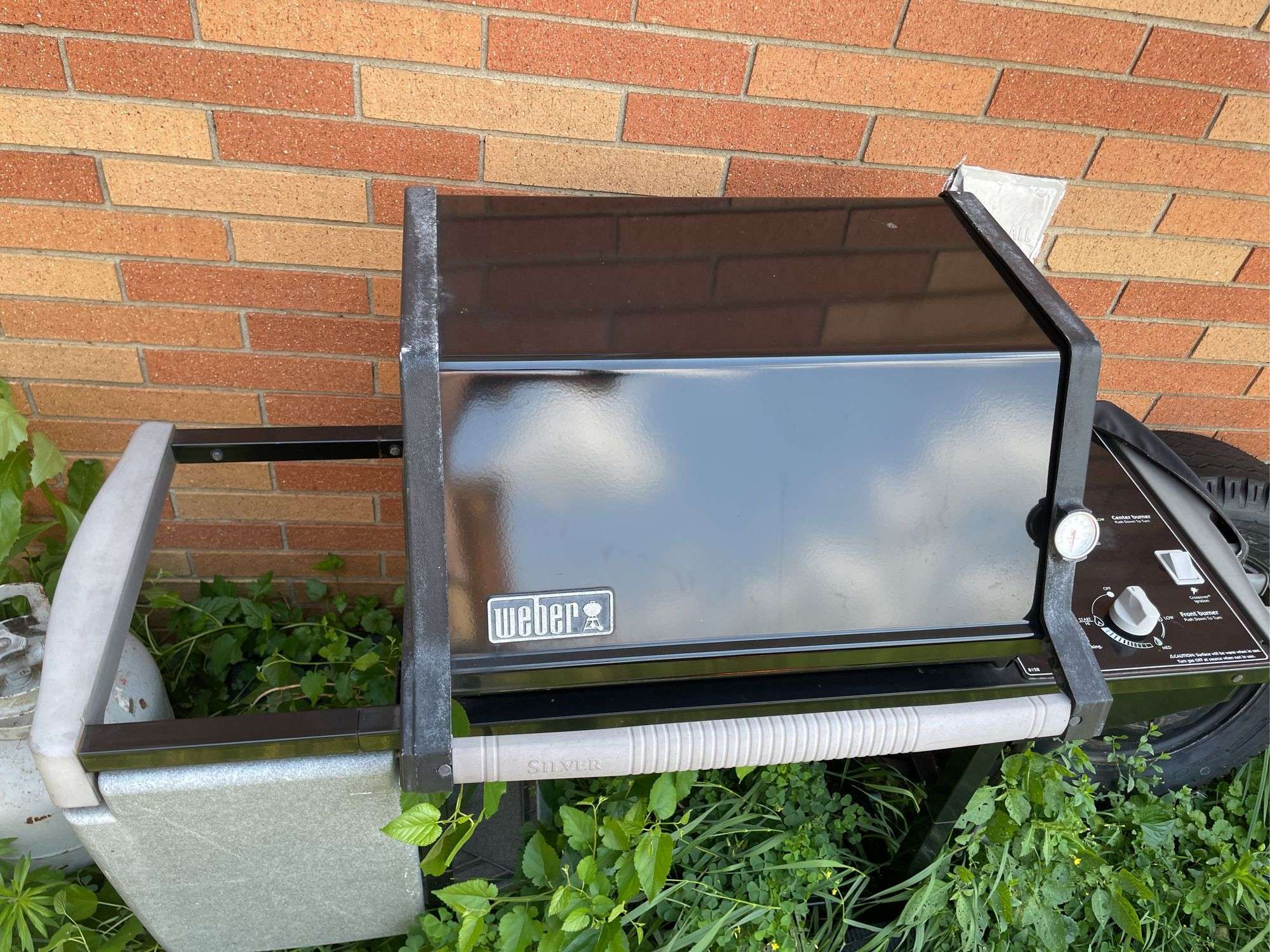 WEBER GAS GRILL WITH 2 PROPANE TANKS