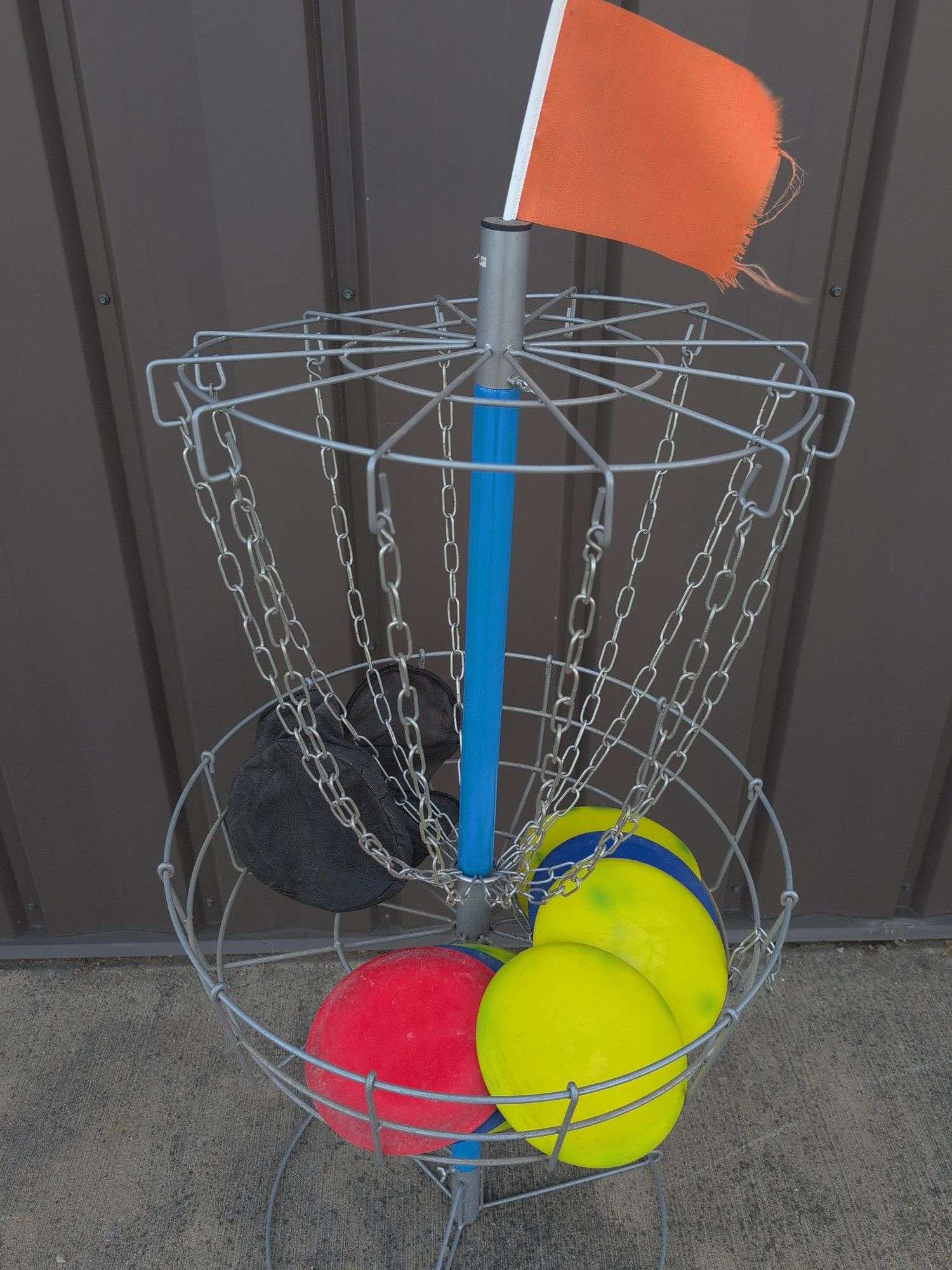 Disc golf free standing basket with (9) discs
