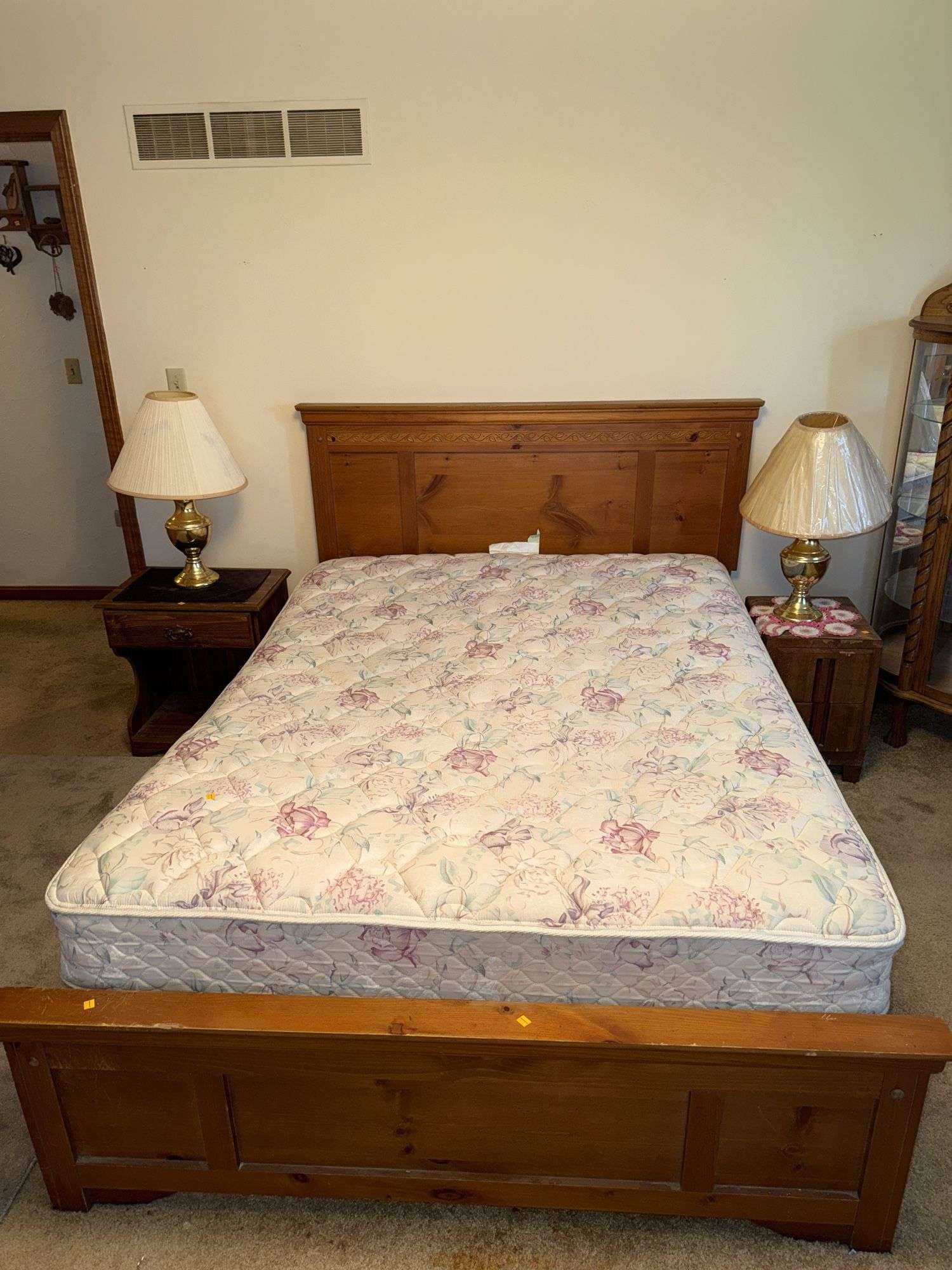 QUEEN BED W/PAIR OF NIGHTSTANDS AND PAIR OF BRASS LAMPS