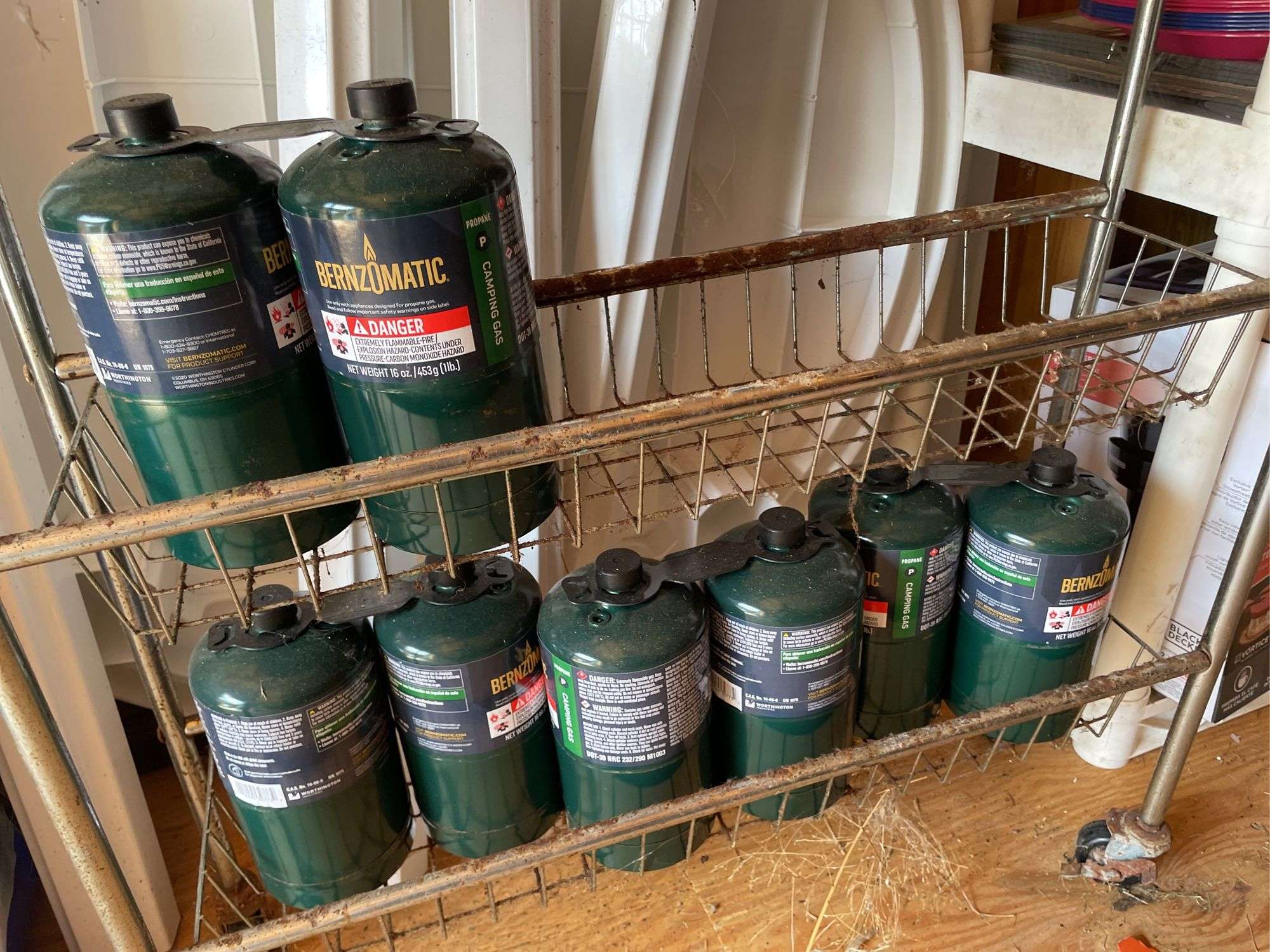 COLEMAN PROPANE LANTERN W/ EXTRA PROPANE TANKS