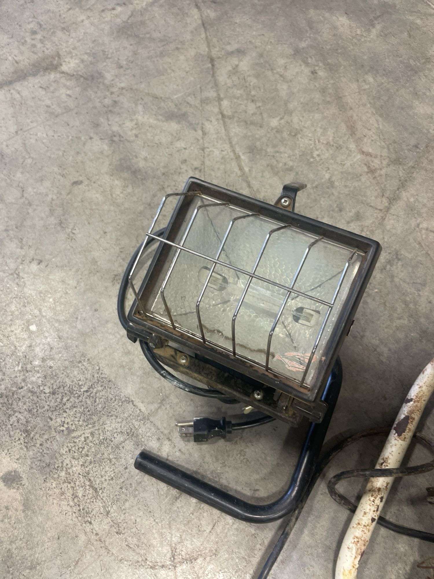 (2) work lights on stands