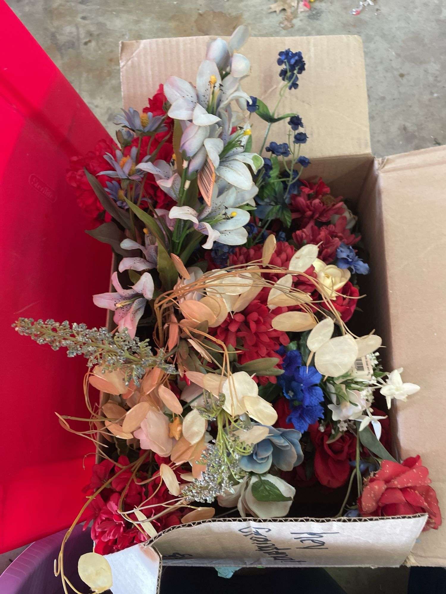 TOTES OF RUSTIC AND FLORAL DECOR
