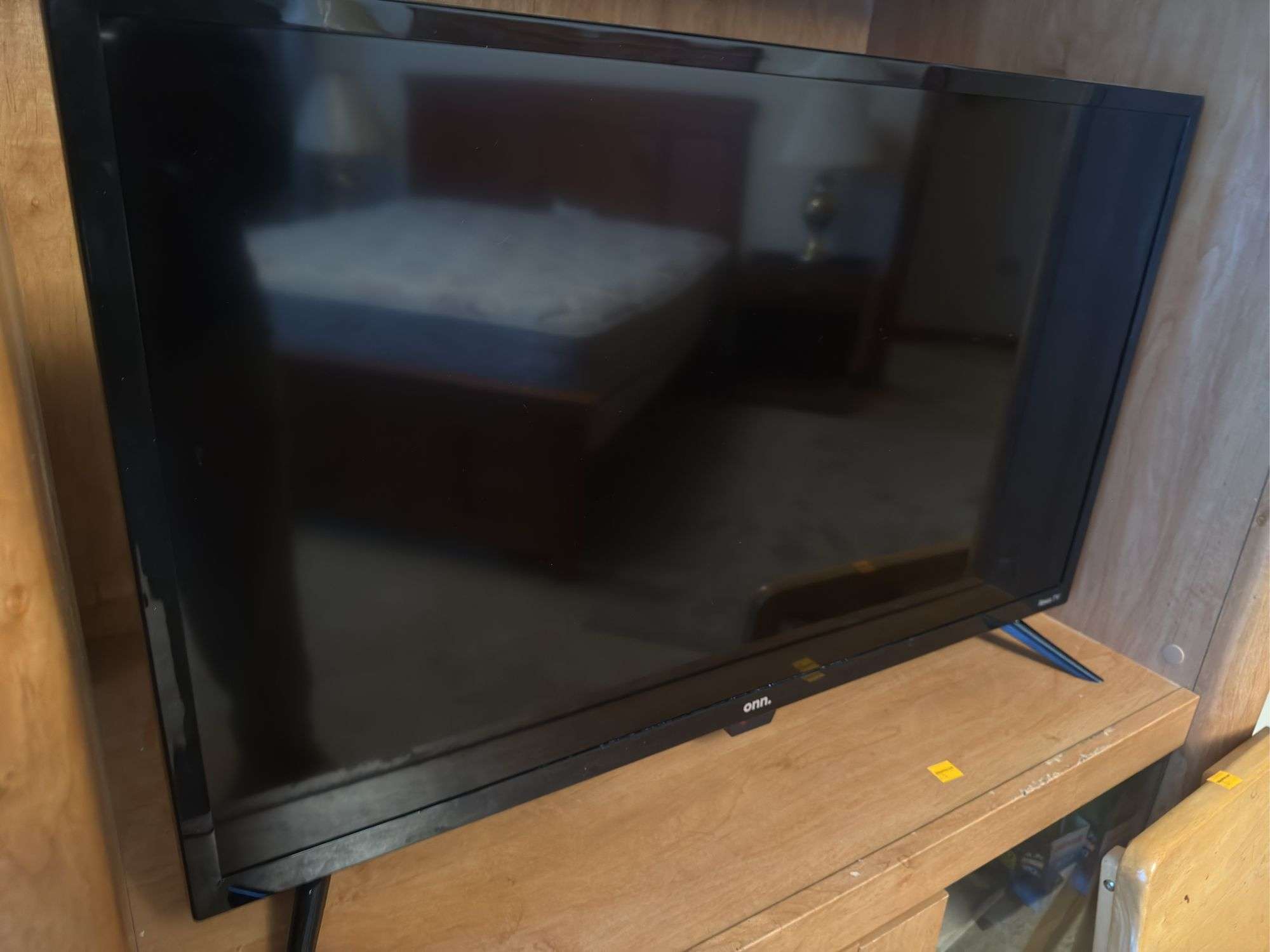 ENTERTAINMENT CENTER W/TV, MOVIES, AND FOLDING TV TRAY