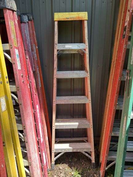 6 FOOT BAUER FIBERGLASS STEPLADDER