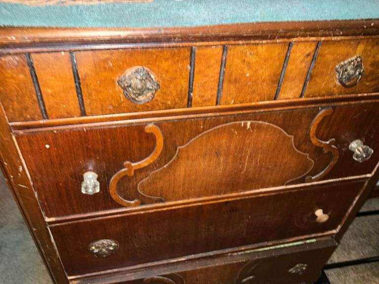 DRESSER WITH CONTENTS AND CLOTHES RACK