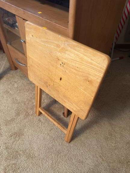 ENTERTAINMENT CENTER W/TV, MOVIES, AND FOLDING TV TRAY