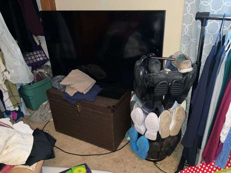 TV, WICKER-STYLE CHEST, AND SHOE RACK W/SHOES
