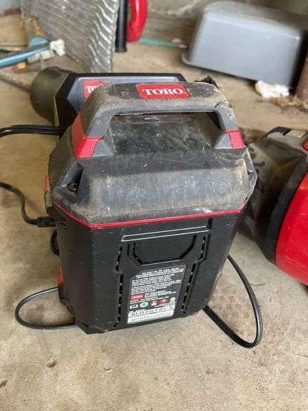 TORO BATTERY OPERATED LEAF BLOWER WITH CHARGER AND 1 BATTERY